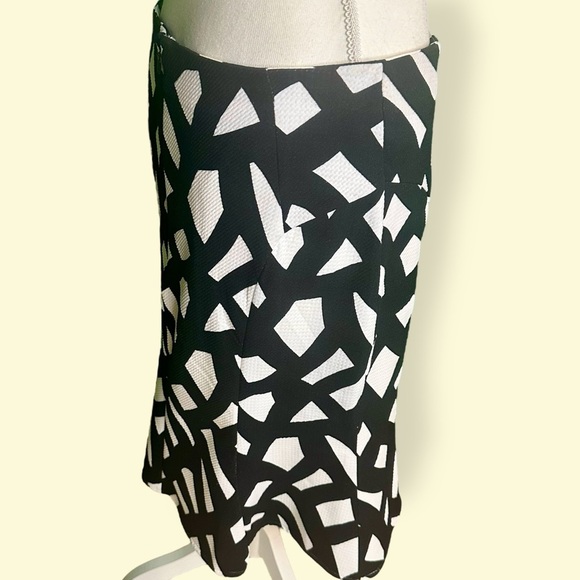 Calvin Klein Black & White Abstract Print Textured Crepe Tulip Hem Skirt Size 4 - Picture 7 of 9